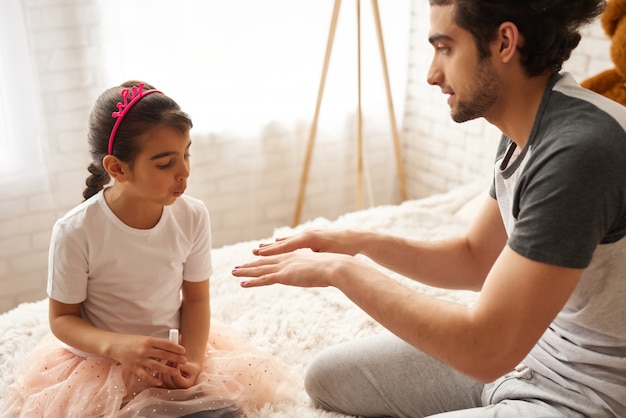 Famiglia araba che trascorre le vacanze a casa.