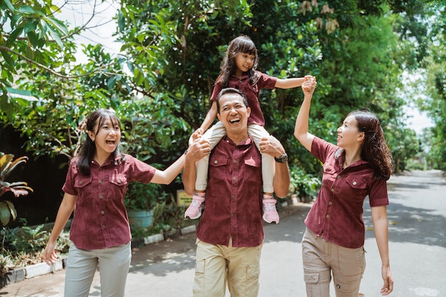 Famiglia asiatica che cammina insieme nel parco