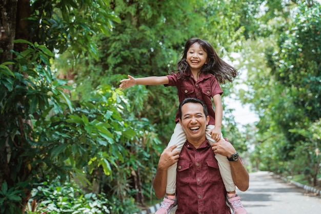 Famiglia asiatica che cammina insieme nel parco