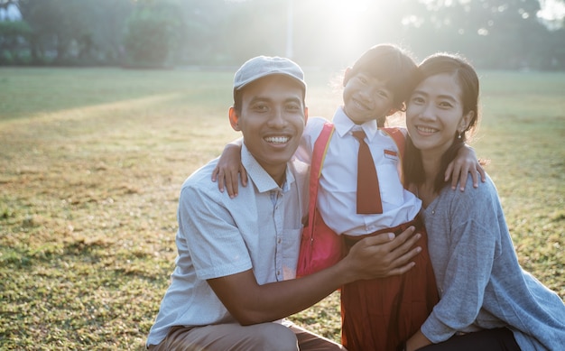 Famiglia asiatica con il loro bambino studente di scuola elementare