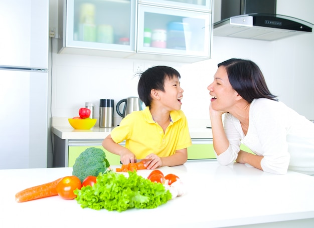 Famiglia asiatica cucina stile di vita