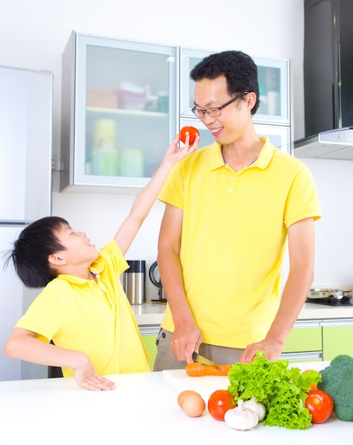 Famiglia asiatica cucina stile di vita