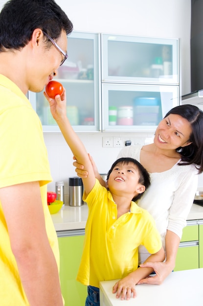 Famiglia asiatica cucina stile di vita