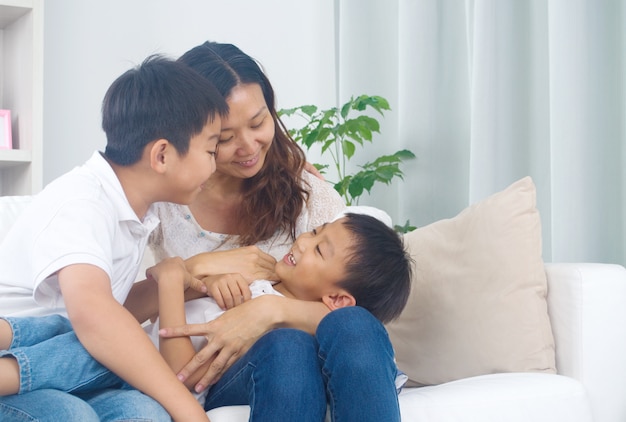 Famiglia asiatica divertendosi a casa