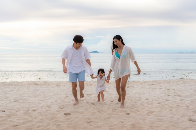 Famiglia asiatica felice in vacanza sulla spiaggia