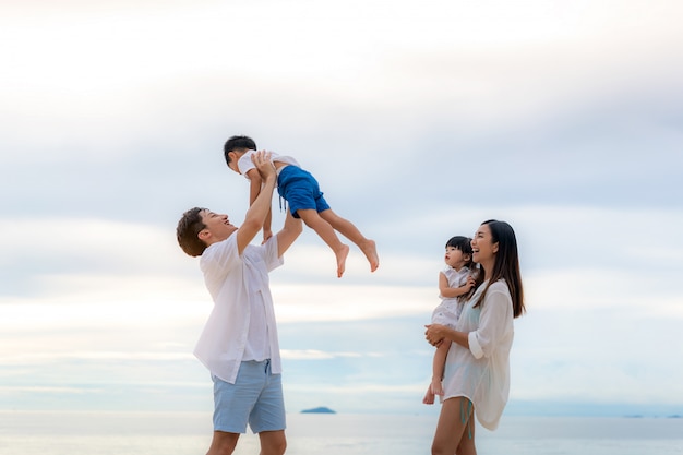 Famiglia asiatica felice in vacanza sulla spiaggia