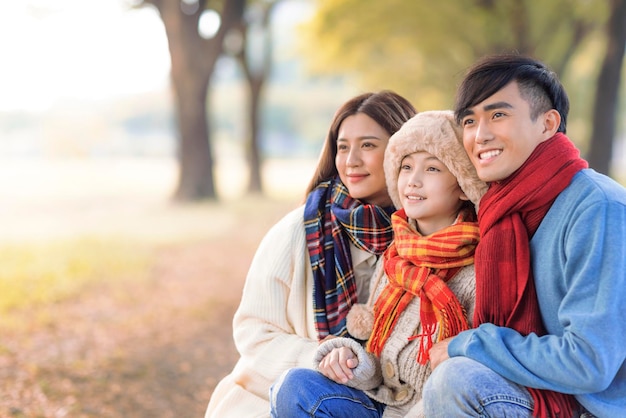 Famiglia asiatica felice nella sosta di autunno