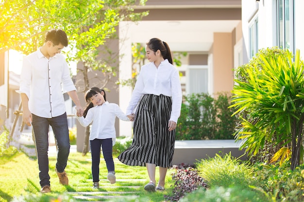 Famiglia asiatica Genitori e figli stavano camminando mano nella mano insieme un felice in giardino.