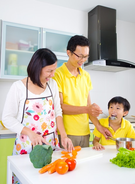 Famiglia asiatica in cucina