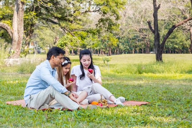 Famiglia asiatica in un pic-nic