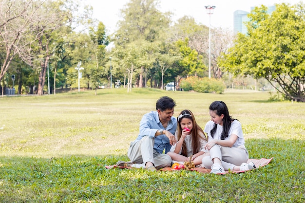 Famiglia asiatica in un pic-nic