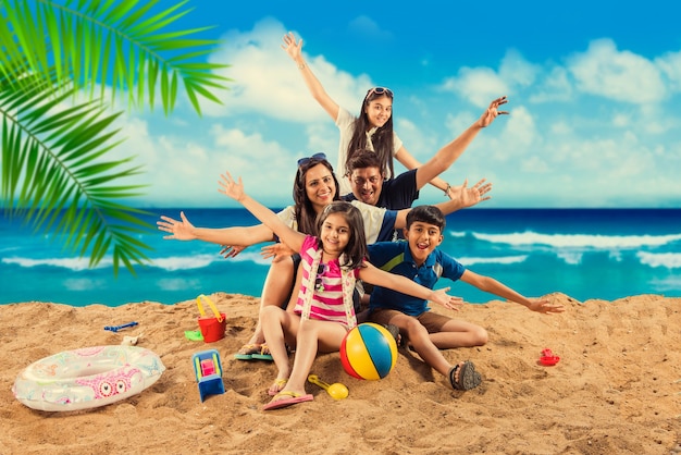 Famiglia asiatica indiana che si gode in spiaggia in estate