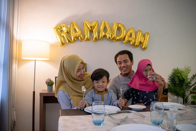 Famiglia asiatica musulmana che rompe insieme il digiuno