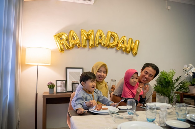 Famiglia asiatica musulmana che rompe insieme il digiuno