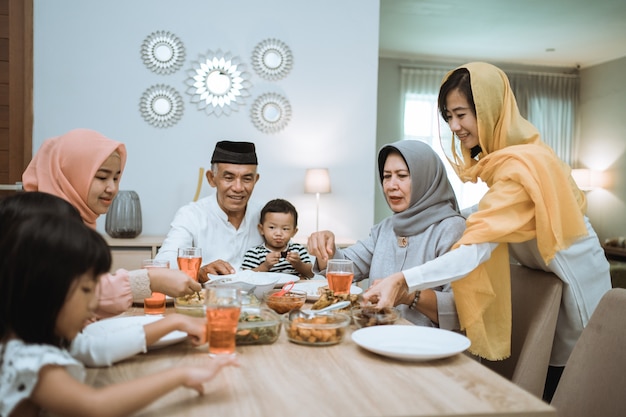 Famiglia asiatica musulmana e nonni che hanno interrotto il digiuno in Ramadan. pausa cena iftar