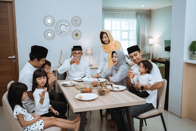 Famiglia asiatica musulmana e nonni che hanno interrotto il digiuno in Ramadan. pausa cena iftar