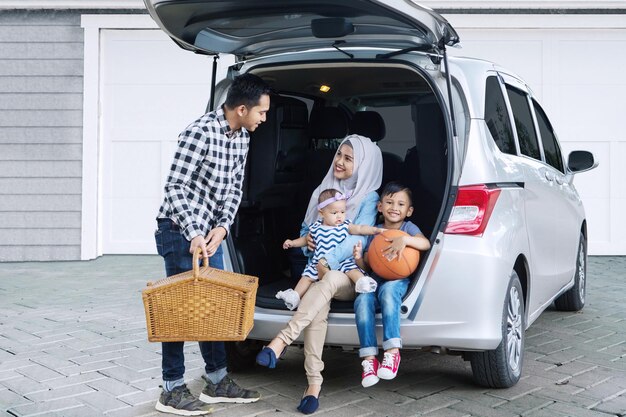 Famiglia asiatica pronta per le vacanze