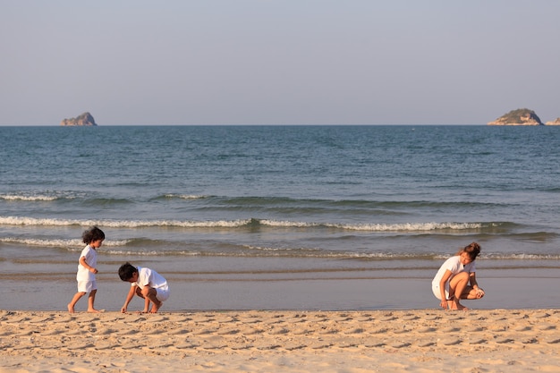 Famiglia asiatica sulla spiaggia tropicale