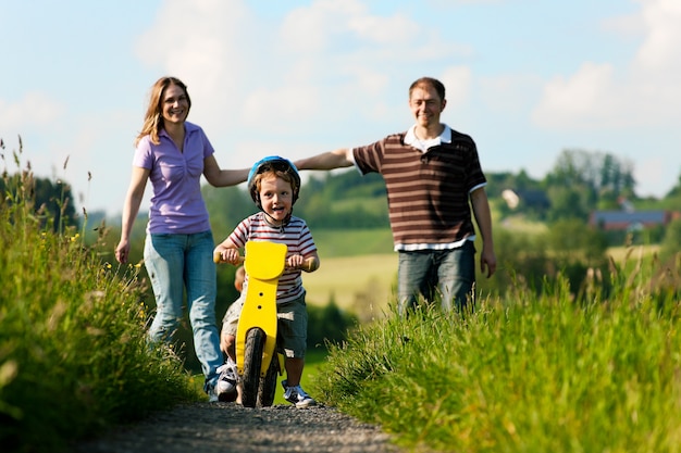 Famiglia attiva in estate a piedi e in bicicletta