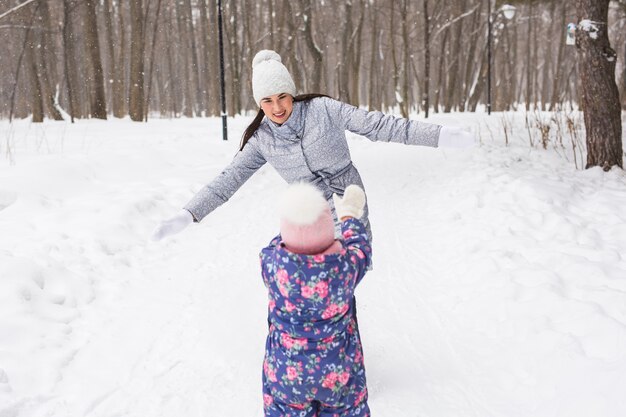 Famiglia, bambini e concetto di natura - Madre e figlia si divertono nel parco invernale