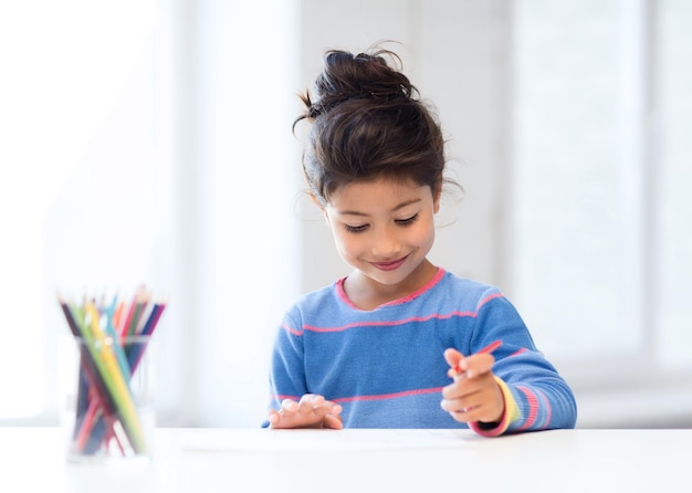 famiglia, bambini e concetto di persone felici - disegno di una bambina