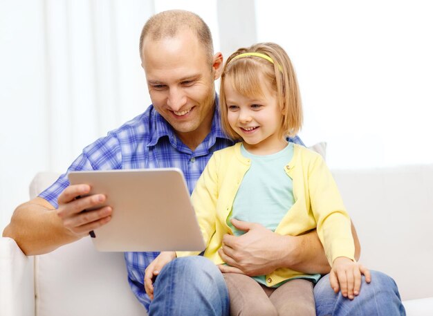 famiglia, bambini, genitorialità, tecnologia e concetto di internet - padre e figlia felici con computer tablet pc a casa