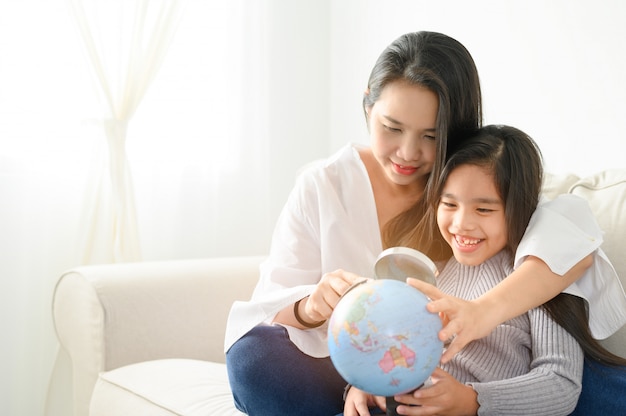 Famiglia, bambini, istruzione, scuola e persone felici.