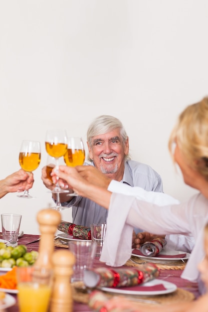 Famiglia brindando a vicenda a Natale