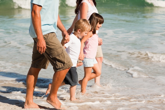 Famiglia camminando sulla spiaggia