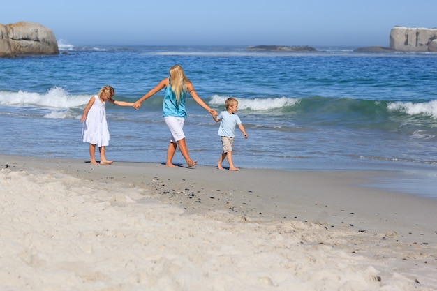 Famiglia camminando sulla spiaggia