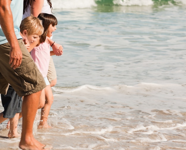 Famiglia camminando sulla spiaggia