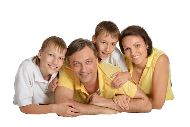 Famiglia carina in posa su uno sfondo bianco