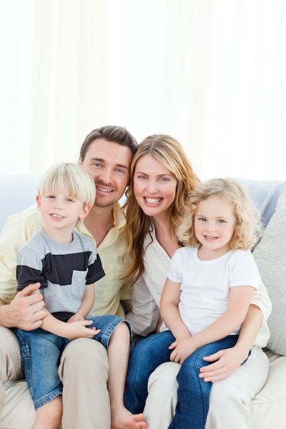 Famiglia carina nel loro divano