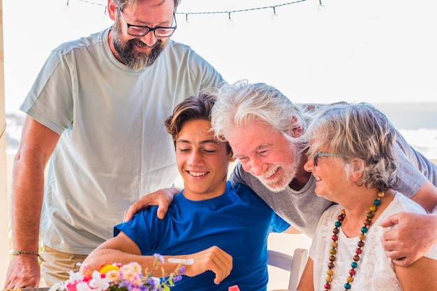 Famiglia caucasica felice di età e generazioni miste con giovani adulti e anziani insieme