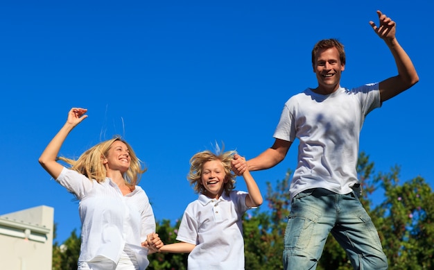 Famiglia caucasica sorridente che gioca nel giardino