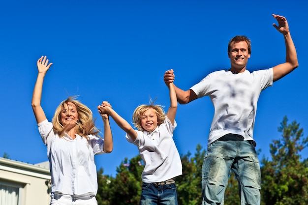 Famiglia caucasica sorridente che gioca nel giardino