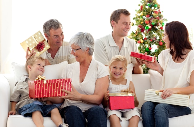 Famiglia che apre i regali di Natale a casa