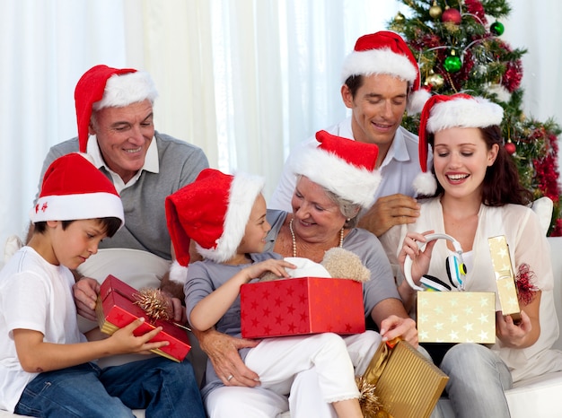 Famiglia che apre i regali di Natale a casa