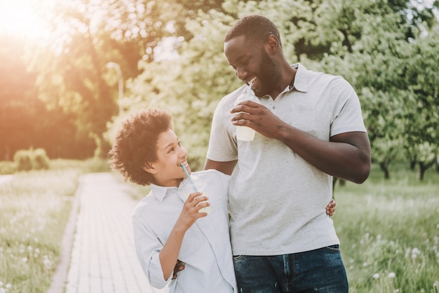 Famiglia che beve il succo e che si guarda.