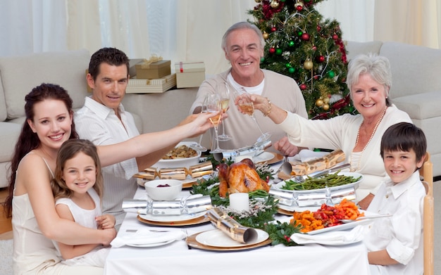 Famiglia che beve un brindisi in una cena di Natale