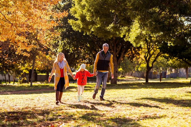 Famiglia che cammina al parco