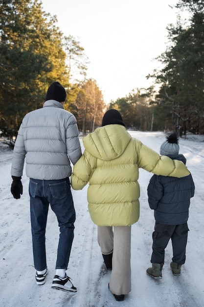 Famiglia che cammina insieme nella natura