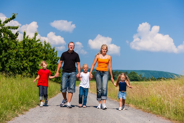 Famiglia che cammina lungo quel sentiero estivo