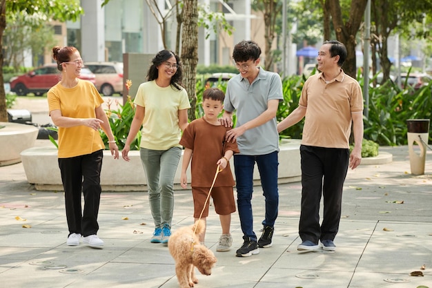 Famiglia che cammina nel parco