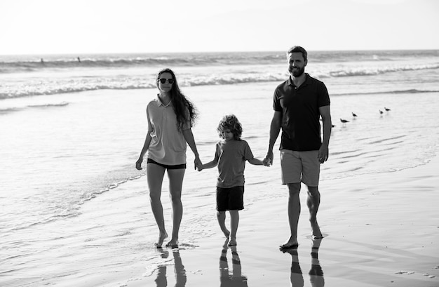 Famiglia che cammina verso la spiaggia in una giornata di sole