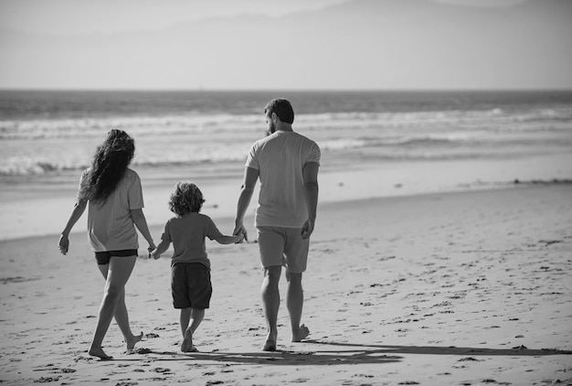 Famiglia che cammina verso la spiaggia in una giornata di sole
