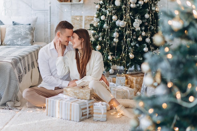 famiglia che celebra il nuovo anno vicino all'albero