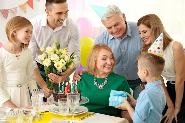 Famiglia che celebra insieme il compleanno della nonna