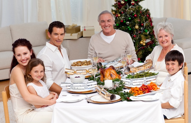 Famiglia che celebra la cena di Natale