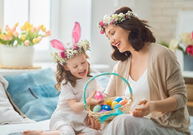 Famiglia che celebra la Pasqua.